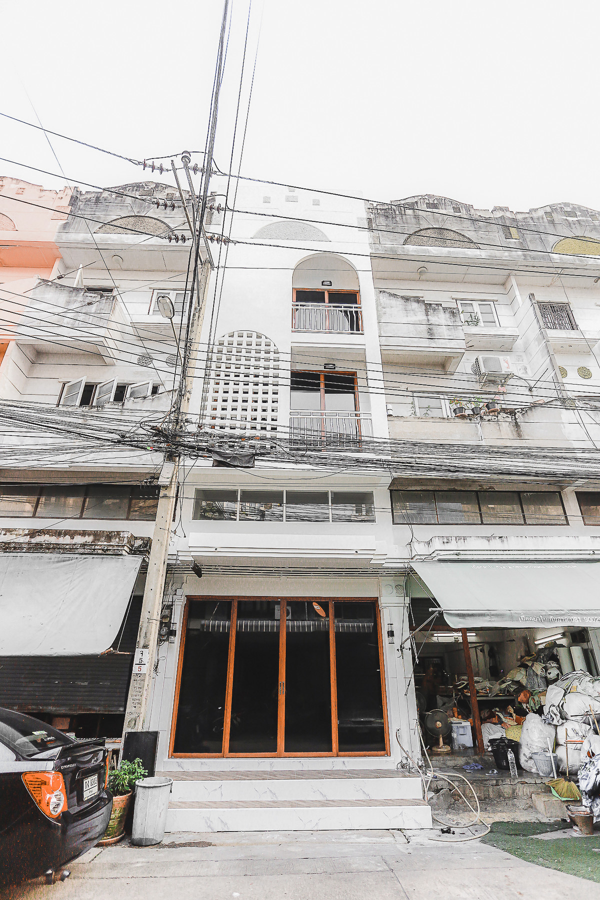 ขายทาวน์โฮมนวมินทร์ รามอินทรา : ✨ ขายด่วน อาคารพาณิชย์ 3.5 ชั้น       🏠 น้องเย็นตาโฟ 3   สีขาวคลีนๆ รีโนเวทใหม่ทั้งหลัง  พร้อมอยู่ ทำเลดี ✨