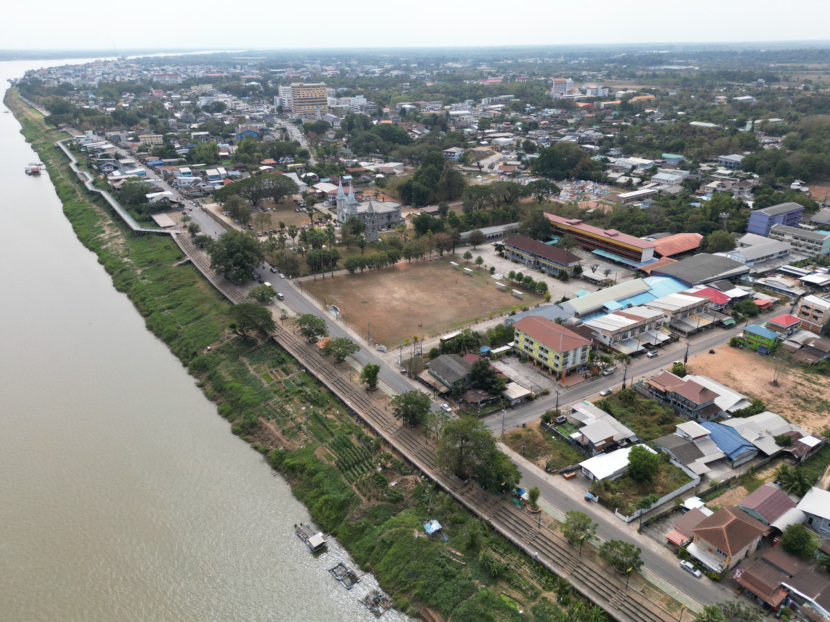 ขายทาวน์โฮมนครพนม : #ขายบ้านริมแม่น้ำโขง #เมืองนครพนม ทำเลดีมากๆ สวยสภาพดี 95% ขายถูก พร้อมอยู่ได้เลย 100 เมตร ถึงริมโขง  #ขายทาวน์เฮาส์ริมโขง 2 ชั้น ขนาด 34.9 ตรว. พื้นที่ใช้สอยรวม 200 ตรม. 2 นอน 2 น้ำ 1 ครัว 2 ที่จอดรถ 