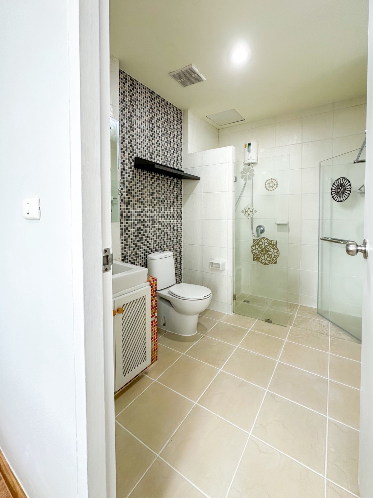 For SaleTownhomeSathorn, Narathiwat : 🏡 พื้นที่ใหญ่สะใจ 200 ตร.ม.! Townhome in Sathorn-Narathiwat location (fully furnished, ready to move in) | For sale Thanapat House ✨ 3 bedrooms, 4 bathrooms | Near Central Rama 3 & expressway