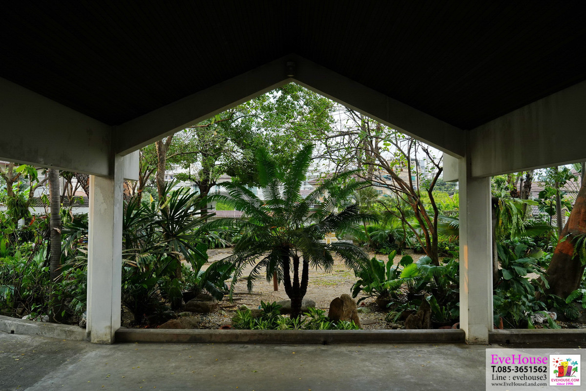 For SaleLandOnnut, Udomsuk : Land for sale 887 sq.wa., prime location on Srinakarin-Udomsuk Road. Accessible from 4 directions, very convenient. Close to SriUdom MRT station, Central Bangna, PARC Bangna, Paradise Park, and Synphaet Srinakarin Hospital. Selling price 250 million baht.