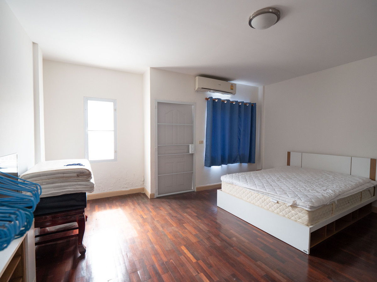 ขายทาวน์โฮมนครพนม : #ขายบ้านริมแม่น้ำโขง #เมืองนครพนม ทำเลดีมากๆ สวยสภาพดี 95% ขายถูก พร้อมอยู่ได้เลย 100 เมตร ถึงริมโขง  #ขายทาวน์เฮาส์ริมโขง 2 ชั้น ขนาด 34.9 ตรว. พื้นที่ใช้สอยรวม 200 ตรม. 2 นอน 2 น้ำ 1 ครัว 2 ที่จอดรถ 