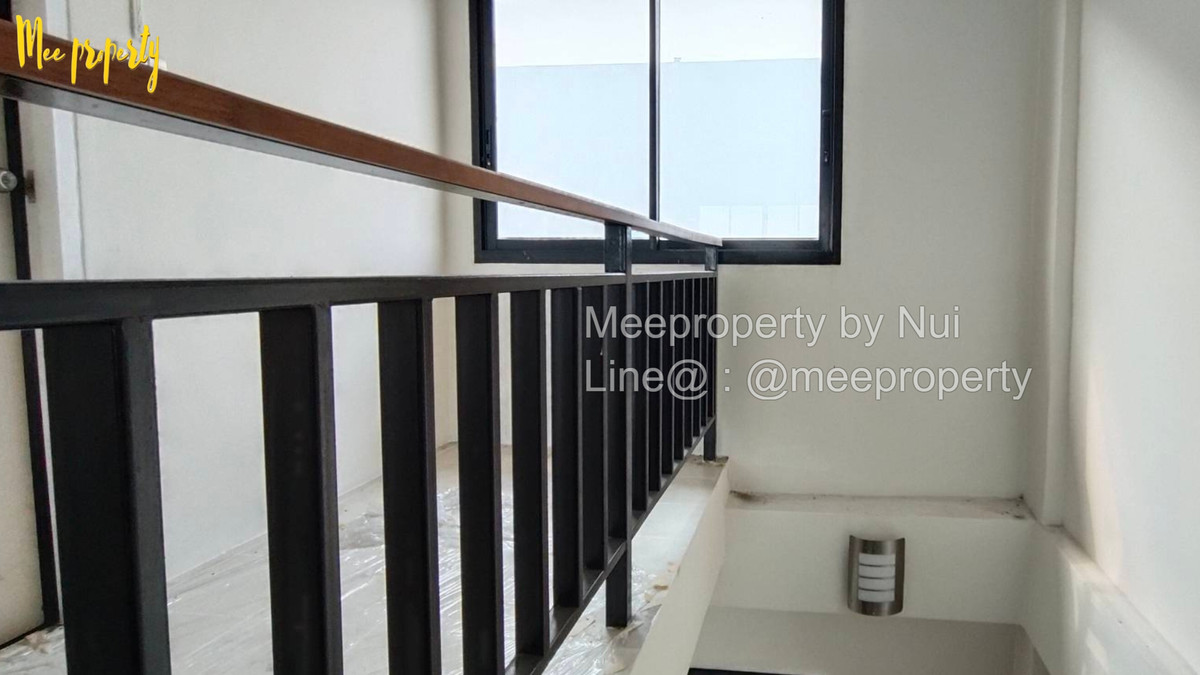 For SaleShop HouseRathburana, Suksawat : #Roadside building for sale, 3.5 floors, size 16 sq m, usable area 180 sq m. #Along Phutthabucha 36 Road, opposite 7-11 and CJ Market, has parking, community area, Soi Phutthabucha 36, ​​Bang Mot, Thung Khru ME-