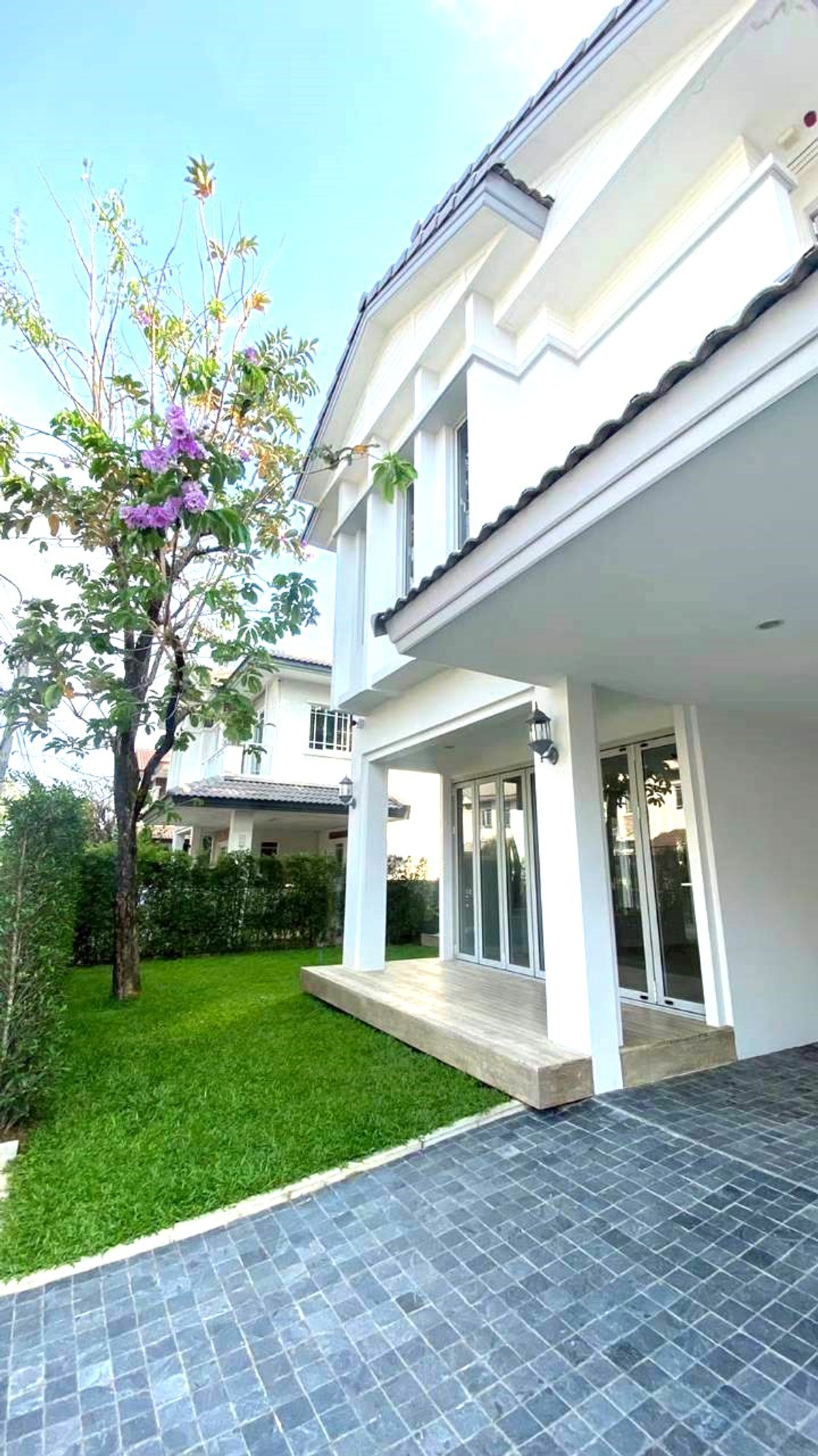 ขายบ้านนวมินทร์ รามอินทรา : บ้านเดี่ยว 2 ชั้น  แต่งหรู สวยมาก หมู่บ้าน มัณฑนา รามอินทรา - วงแหวน พื้นที่ 64 ตรว. บิ้วท์อินจัดเต็ม ทำเลดี ใกล้ถนนวงแหวนกาญจนาภิเษก สามารถเข้า-ออกได้หลายเส้นทาง  