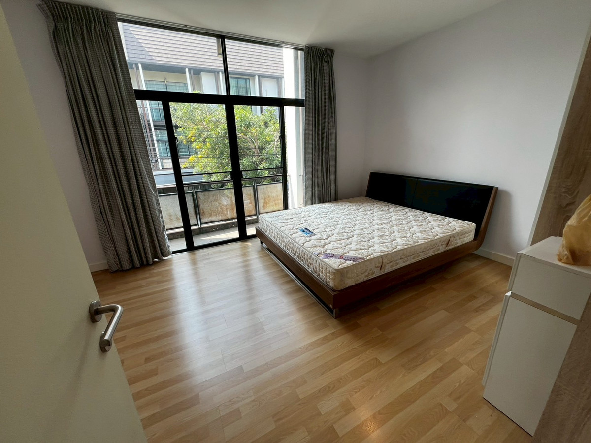 ให้เช่าบ้านบางซื่อ วงศ์สว่าง เตาปูน : ทาวน์โฮม 3ชั้น สภาพดี เฟอร์นิเจอร์ครบ ถนนกรุงเทพ-นนท์ 3 ห้องนอน 3 ห้องน้ำ