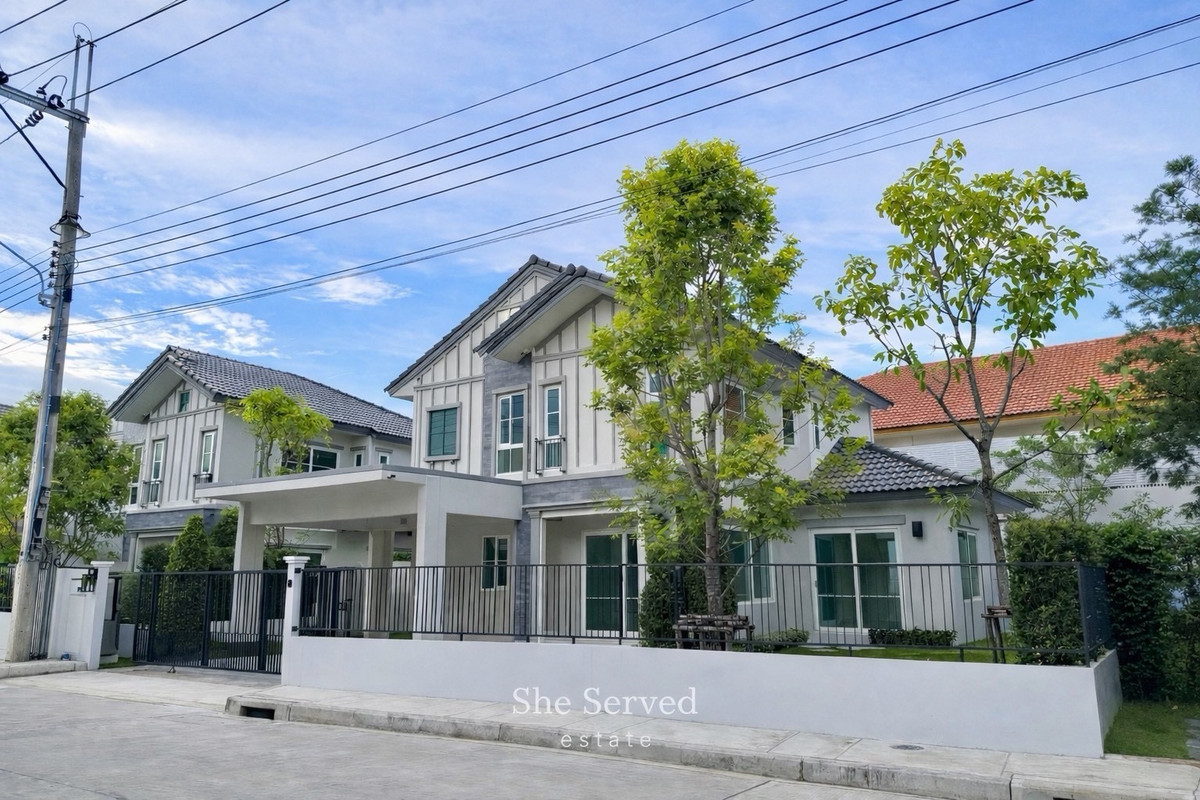 ให้เช่าบ้านบางนา แบริ่ง ลาซาล : ◈Villaggio 3 Srinakarin–Bangna◈ • 2-storey detached house, corner plot (large type) • Land area: 65.1 sq.wah | Usable area: 165 sq.m. • 4 bedrooms | 3 bathrooms | 1 multipurpose room | 2 parking 