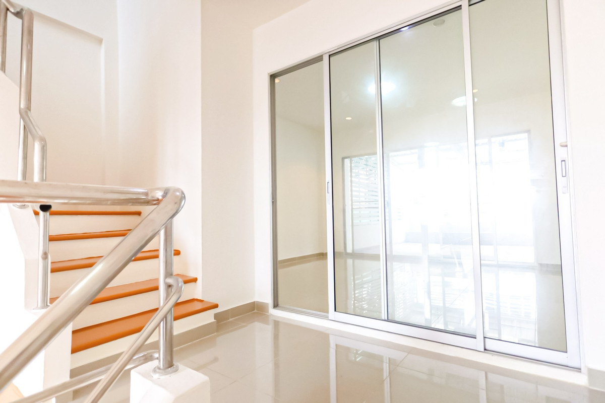 ขายทาวน์โฮมรามคำแหง หัวหมาก : ทาวน์โฮม 4 ชั้น ย่านทาวน์อินทาวน์ ใกล้โรงเรียนนานาชาติ เชื่อมต่อเส้นเลียบทางด่วนได้ทันที พร้อมเดินทางไปเอกมัย-ทองหล่อ🚘