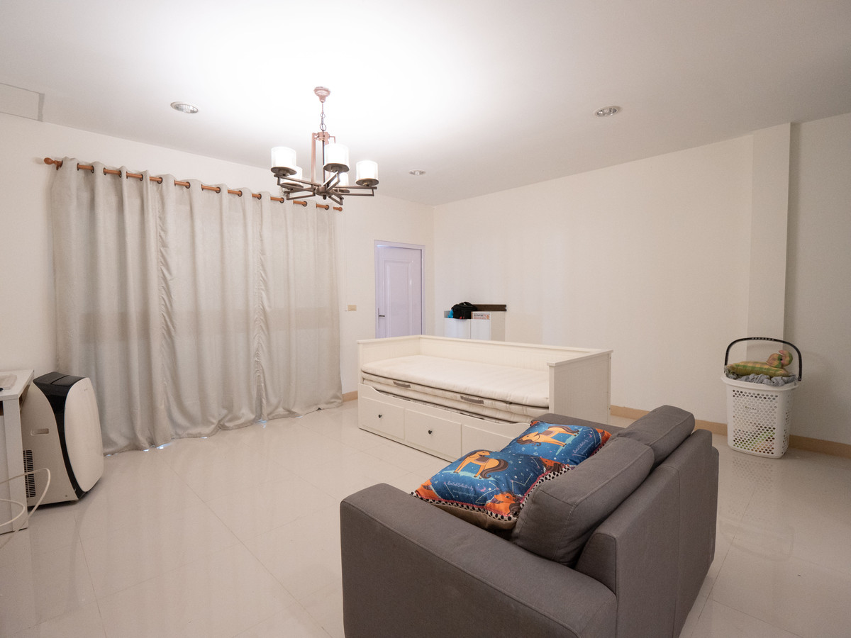 ขายทาวน์โฮมนครพนม : #ขายบ้านริมแม่น้ำโขง #เมืองนครพนม ทำเลดีมากๆ สวยสภาพดี 95% ขายถูก พร้อมอยู่ได้เลย 100 เมตร ถึงริมโขง  #ขายทาวน์เฮาส์ริมโขง 2 ชั้น ขนาด 34.9 ตรว. พื้นที่ใช้สอยรวม 200 ตรม. 2 นอน 2 น้ำ 1 ครัว 2 ที่จอดรถ 