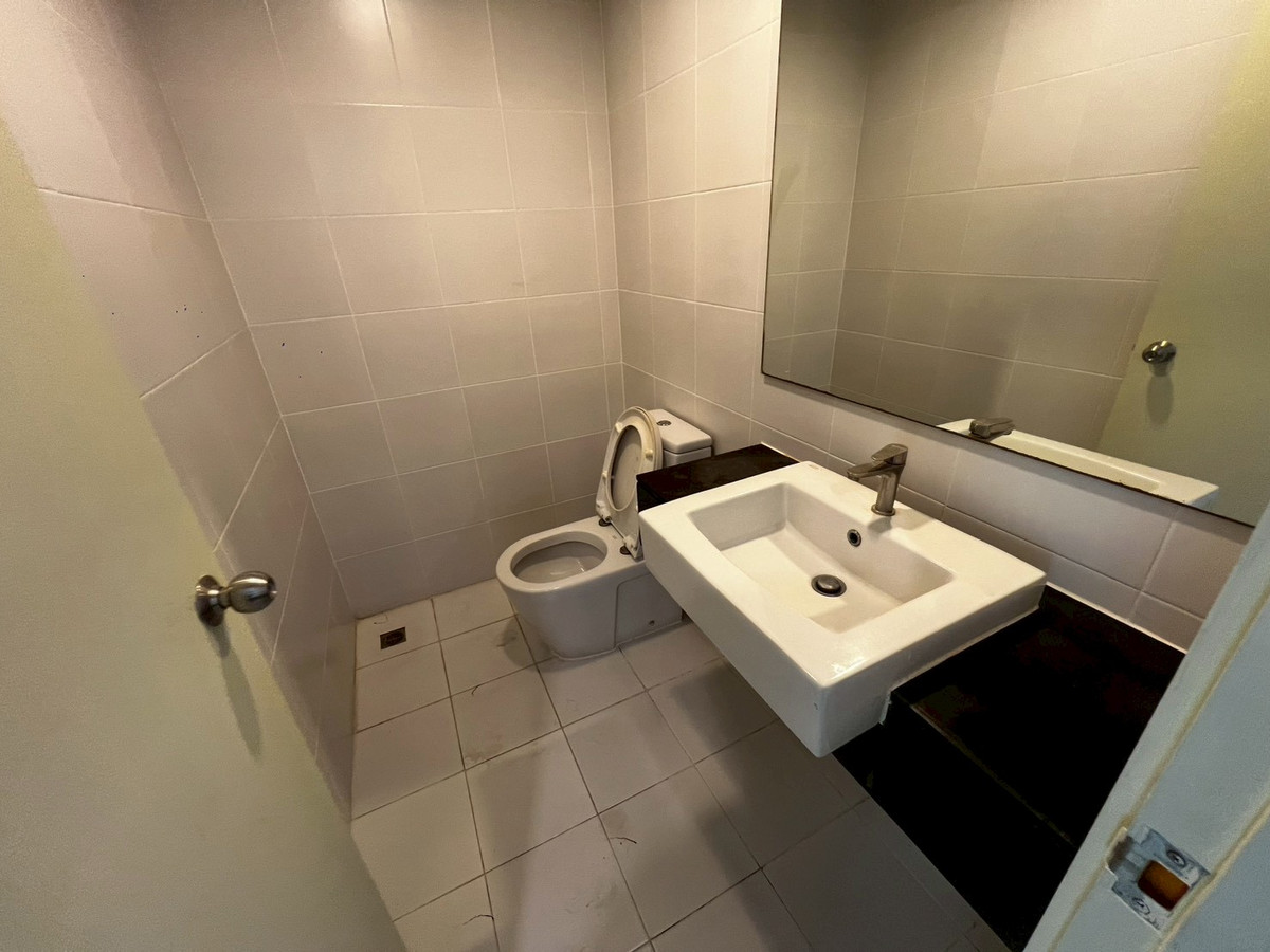 ให้เช่าบ้านบางซื่อ วงศ์สว่าง เตาปูน : ทาวน์โฮม 3ชั้น สภาพดี เฟอร์นิเจอร์ครบ ถนนกรุงเทพ-นนท์ 3 ห้องนอน 3 ห้องน้ำ