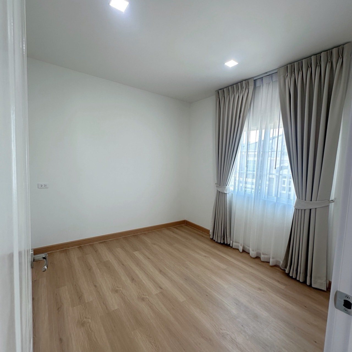 For RentSamut Prakan,Samrong : K-6720 For rent! Semi-detached house Golden Neo Sukhumvit Lasalle, ready to move in, near BTS and international school.