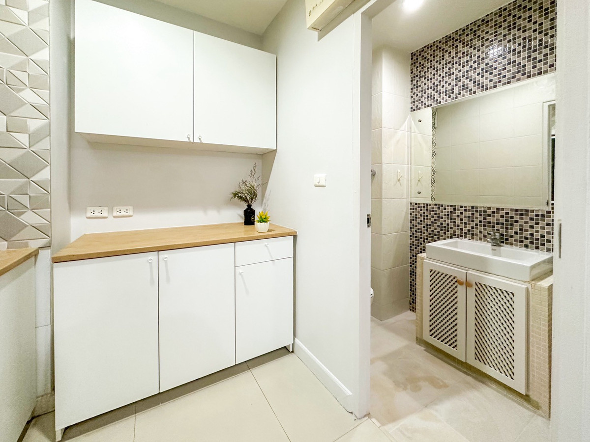 For SaleTownhomeSathorn, Narathiwat : 🏡 พื้นที่ใหญ่สะใจ 200 ตร.ม.! Townhome in Sathorn-Narathiwat location (fully furnished, ready to move in) | For sale Thanapat House ✨ 3 bedrooms, 4 bathrooms | Near Central Rama 3 & expressway