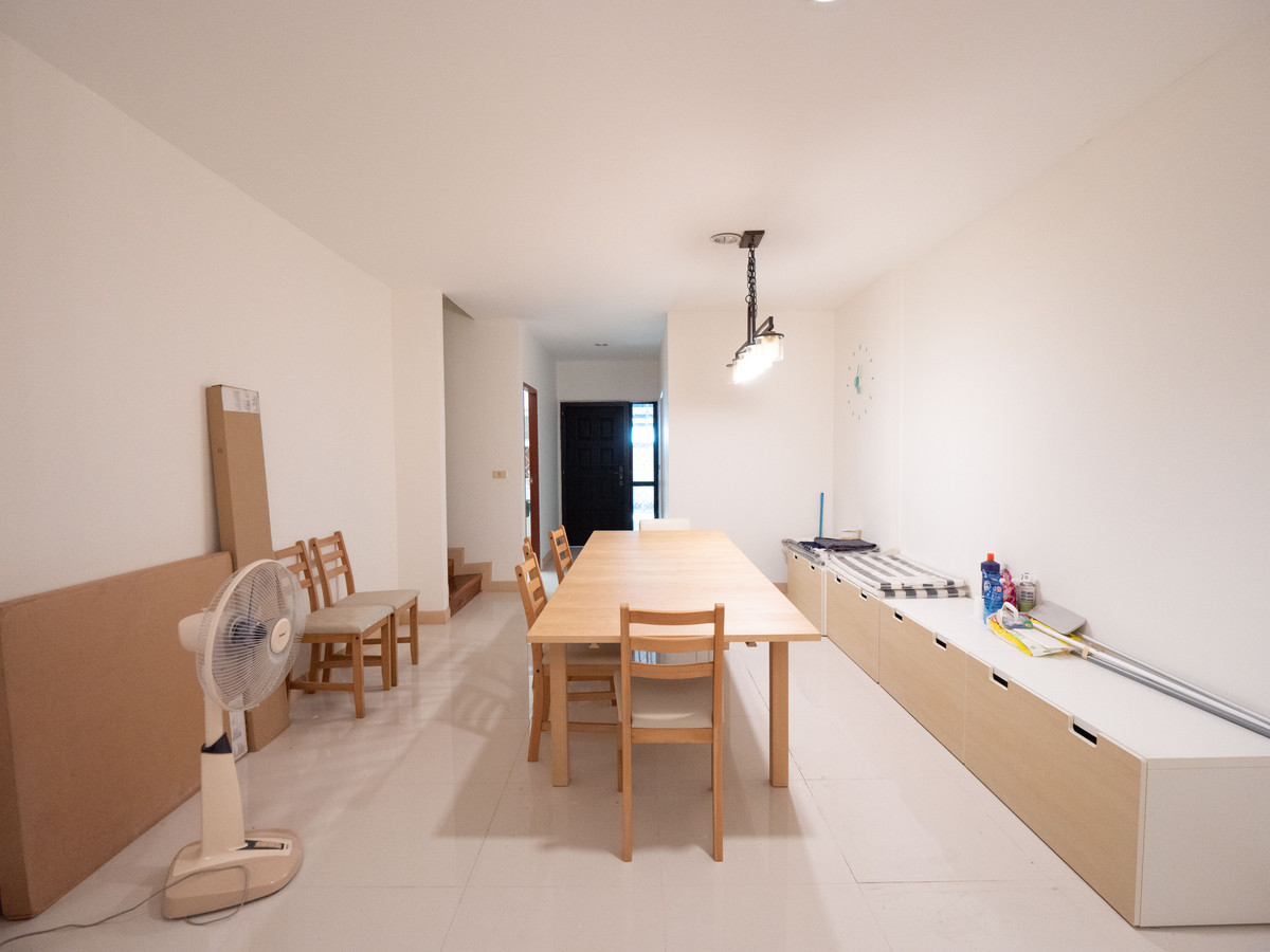 ขายทาวน์โฮมนครพนม : #ขายบ้านริมแม่น้ำโขง #เมืองนครพนม ทำเลดีมากๆ สวยสภาพดี 95% ขายถูก พร้อมอยู่ได้เลย 100 เมตร ถึงริมโขง  #ขายทาวน์เฮาส์ริมโขง 2 ชั้น ขนาด 34.9 ตรว. พื้นที่ใช้สอยรวม 200 ตรม. 2 นอน 2 น้ำ 1 ครัว 2 ที่จอดรถ 