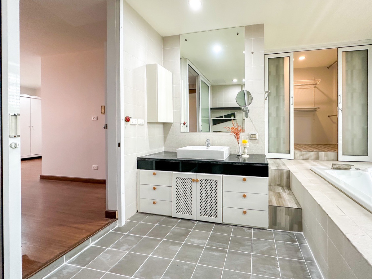 For SaleTownhomeSathorn, Narathiwat : 🏡 พื้นที่ใหญ่สะใจ 200 ตร.ม.! Townhome in Sathorn-Narathiwat location (fully furnished, ready to move in) | For sale Thanapat House ✨ 3 bedrooms, 4 bathrooms | Near Central Rama 3 & expressway