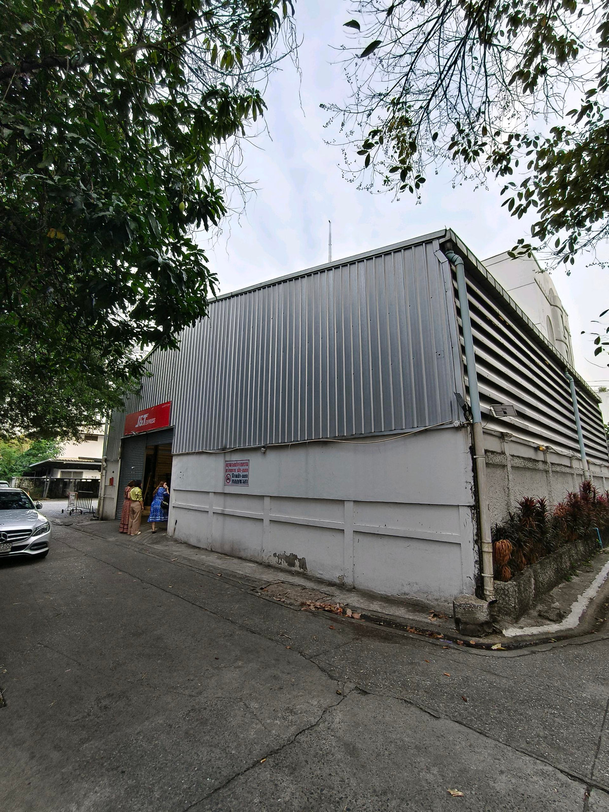 For RentWarehouseRatchadapisek, Huaikwang, Suttisan : 🔥 Prime location in Ratchada! 250 sq m, only 350/sq m behind Charan Insurance Building – very rare in this zone!