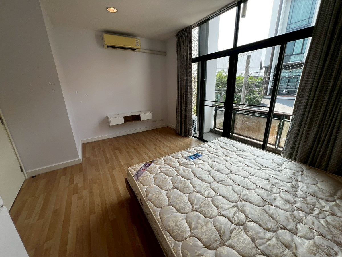 ให้เช่าบ้านบางซื่อ วงศ์สว่าง เตาปูน : ทาวน์โฮม 3ชั้น สภาพดี เฟอร์นิเจอร์ครบ ถนนกรุงเทพ-นนท์ 3 ห้องนอน 3 ห้องน้ำ