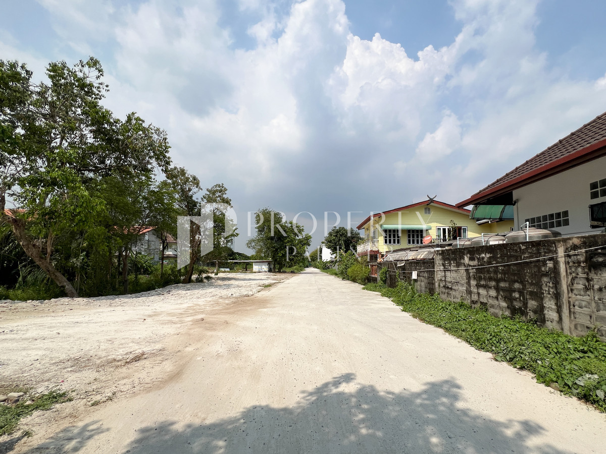 For SaleLandOnnut, Udomsuk : Empty land, Sukhumvit 101, Soi Punnawithi 39, near BTS Punnawithi, suitable for project development.