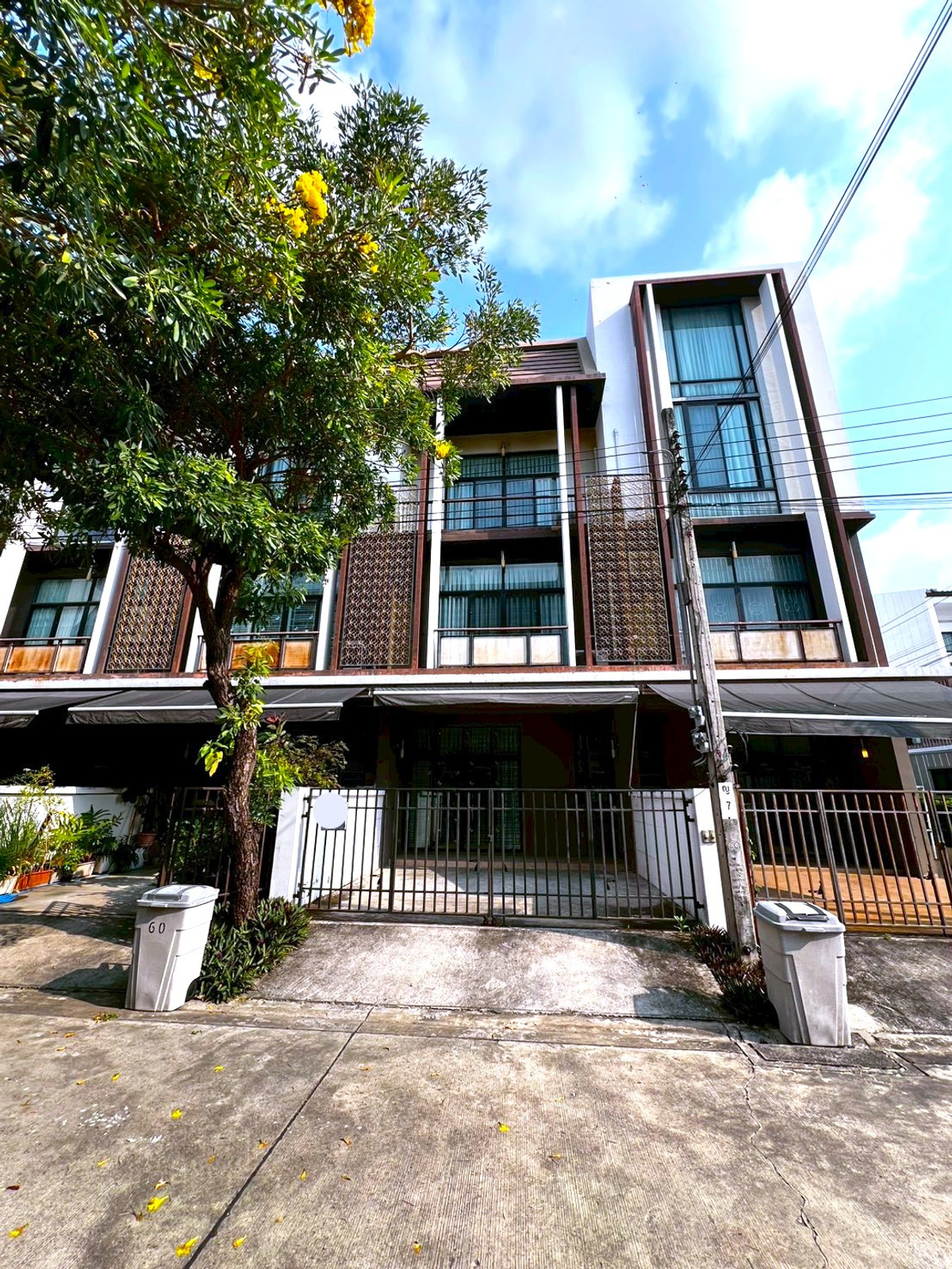 ให้เช่าบ้านบางซื่อ วงศ์สว่าง เตาปูน : ทาวน์โฮม 3ชั้น สภาพดี เฟอร์นิเจอร์ครบ ถนนกรุงเทพ-นนท์ 3 ห้องนอน 3 ห้องน้ำ