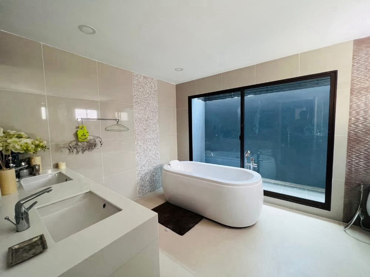 For RentHousePattanakan, Srinakarin : Luxury house for rent near Thonglor, 5 bedrooms, 5 bathrooms, 2 maids rooms.