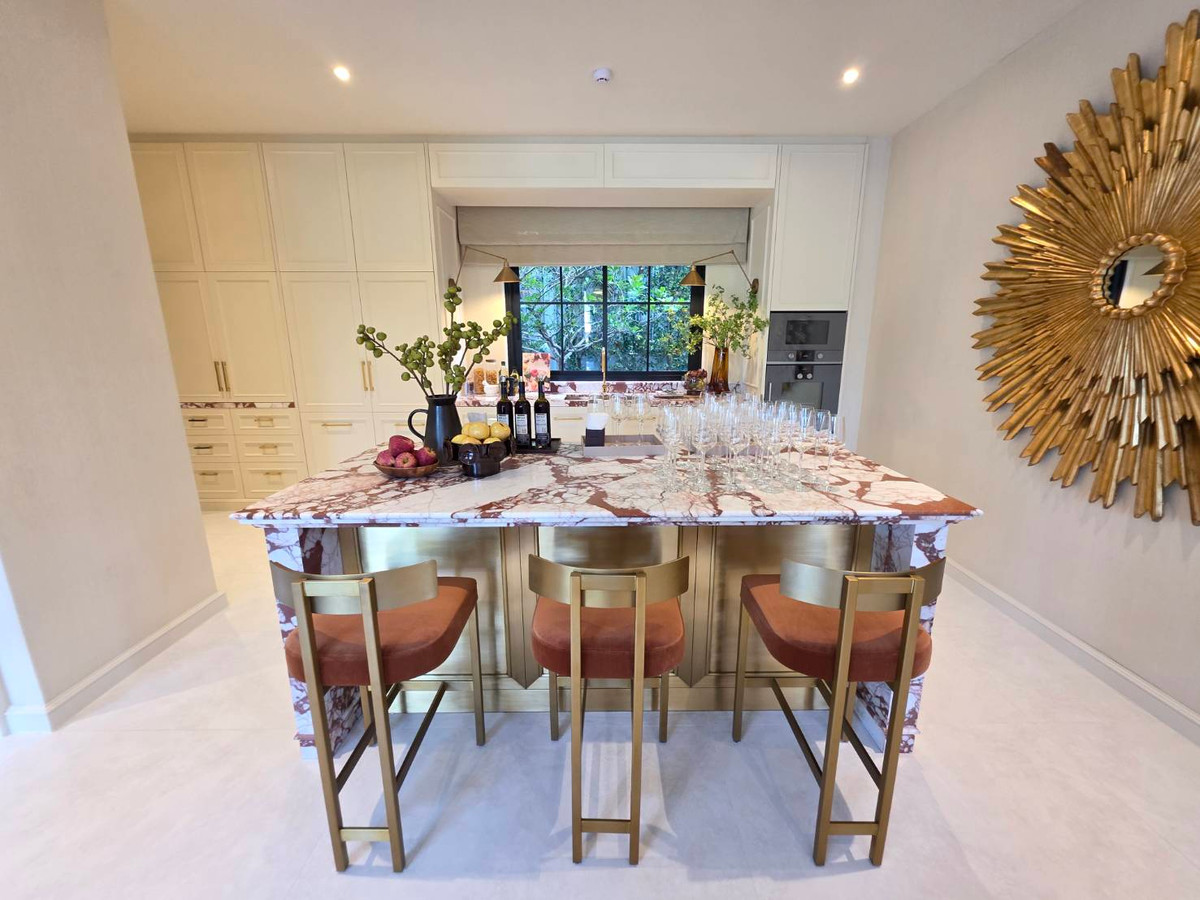 ขายบ้านพัฒนาการ ศรีนครินทร์ : Narasiri Victoire Krungthep Kreetha: Manoir No.6  678sqm. 5bed 6bath 99,000,000 Am: 0656199198