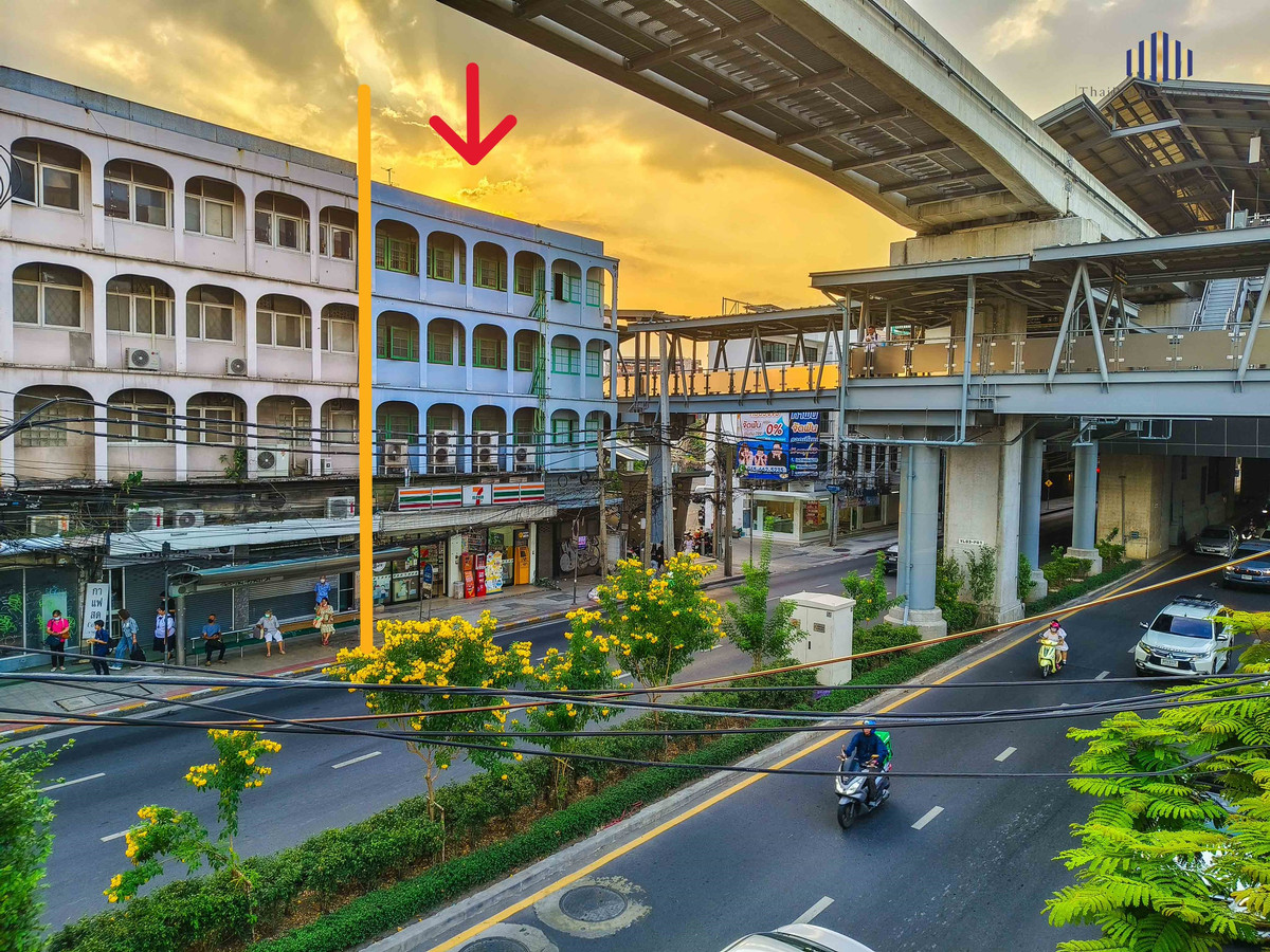 For SaleShop HouseChokchai 4, Ladprao 71, Ladprao 48, : CS184 Extremely rare! Right next to the BTS Skytrain (0 meters)! For sale: 4.5-story commercial building/shophouse, 3 units, 48 ​​sq.wa., on Ladprao Road.