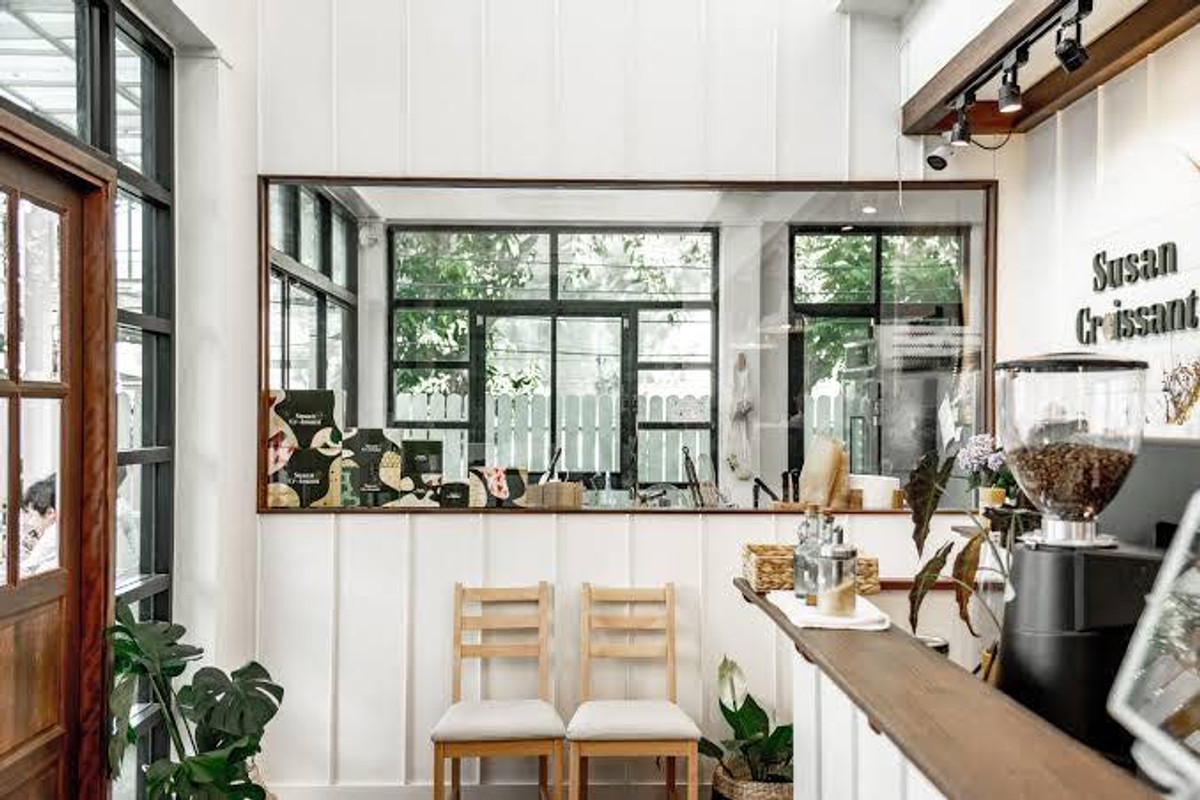 For RentShop HouseSukhumvit, Asoke, Thonglor : Two-story Building for rent near the main road in Soi Ekkamai 24