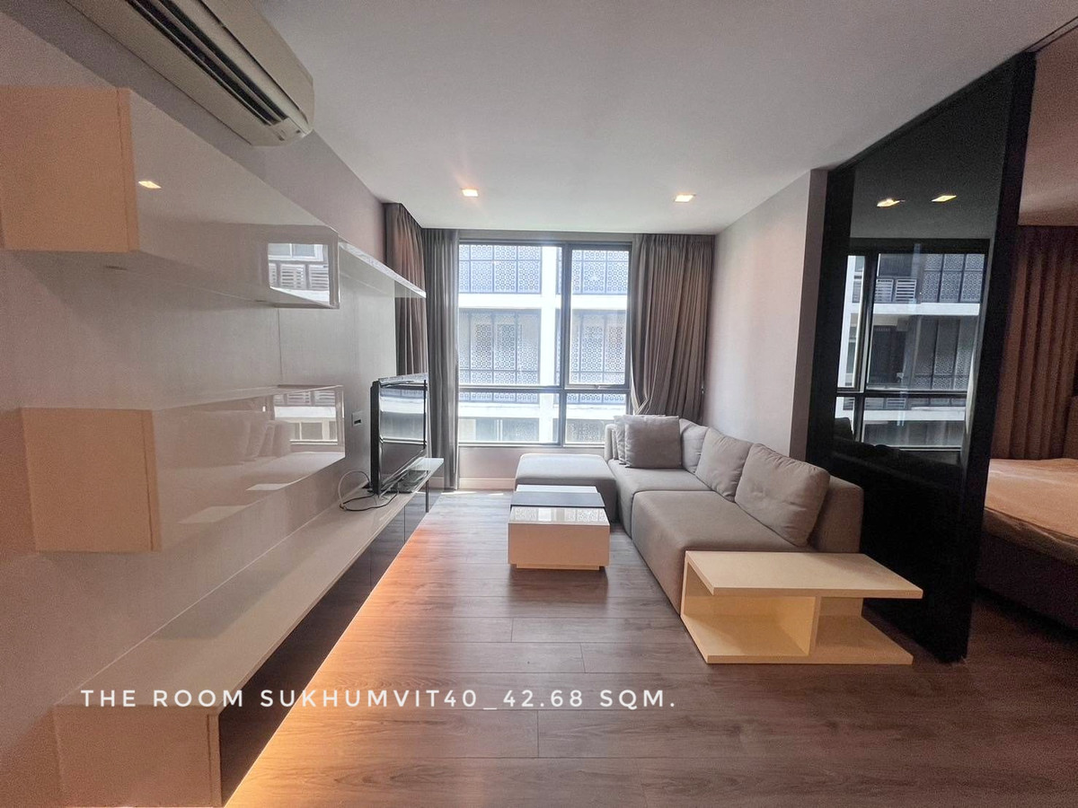 For RentCondoSukhumvit, Asoke, Thonglor : 🎉Room for rent, 1 large bedroom, The Room, Sukhumvit 40, quiet, private, near BTS Ekkamai.