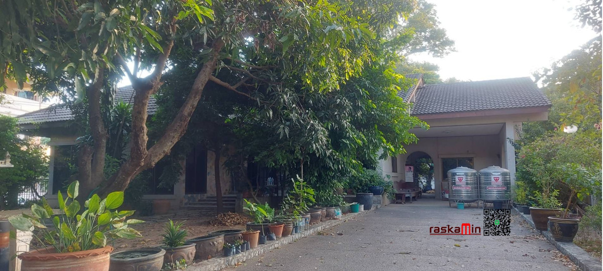 For SaleHousePattaya, Bangsaen, Chonburi : For sale Large detached house with a big land plot in Naklua Soi, prime location near the beach and the city, perfect for both living and investment.