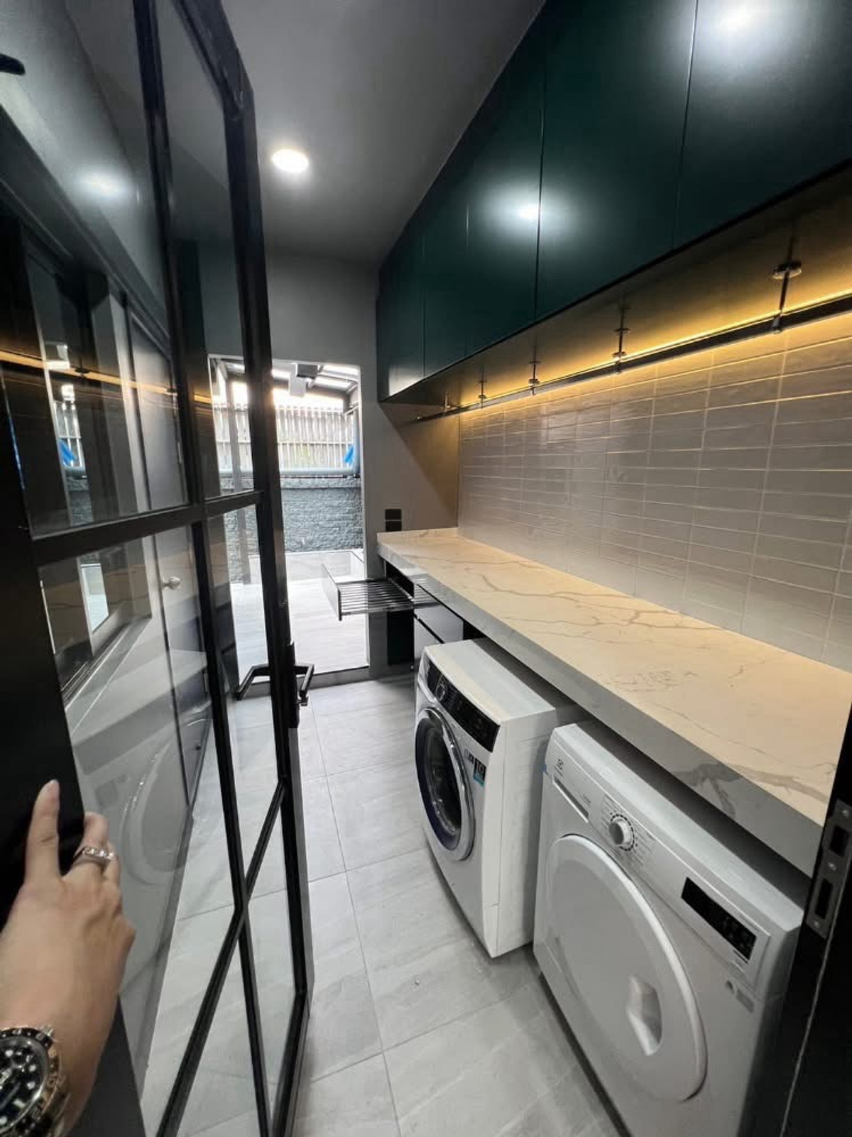 For RentHousePattanakan, Srinakarin : Luxury house for rent near Thonglor, 5 bedrooms, 5 bathrooms, 2 maids rooms.