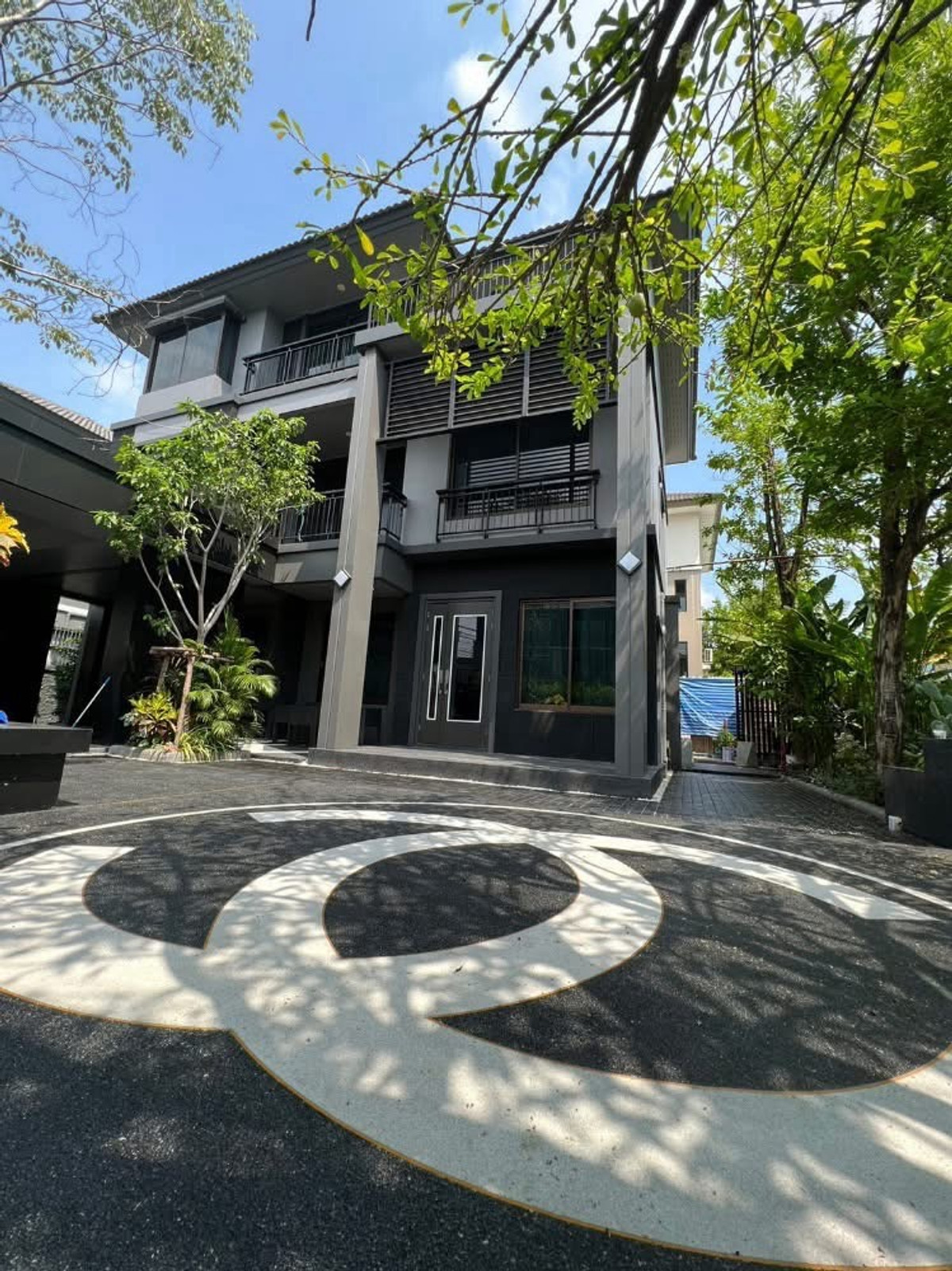 For RentHousePattanakan, Srinakarin : Luxury house for rent near Thonglor, 5 bedrooms, 5 bathrooms, 2 maids rooms.