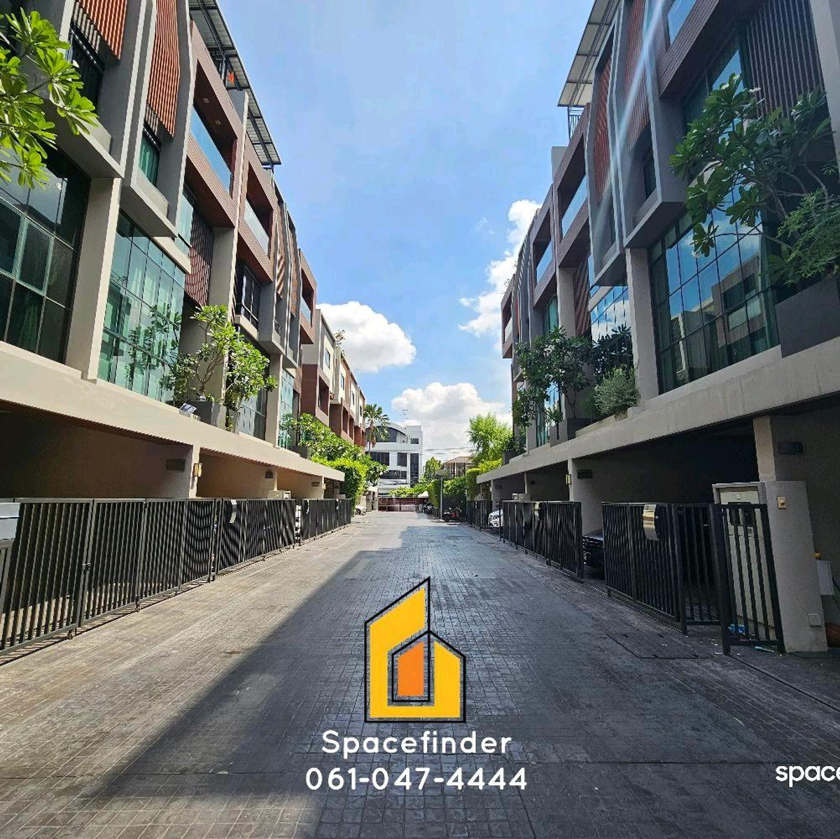 ให้เช่าทาวน์โฮมอ่อนนุช อุดมสุข : House for Rent With Rooftop lounge in Ekkamai Gated Community.