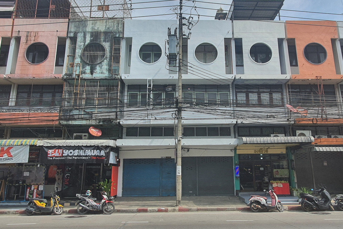 For SaleShop HouseChokchai 4, Ladprao 71, Ladprao 48, : CS186 For Sale: 3.5-story commercial building in a prime location at an unbeatable price. Two adjoining units on Ladprao Road, Chokchai 4. Each unit measures 40 sq.wa. with over 600 sq.m of usable space. Interior newly renovated.