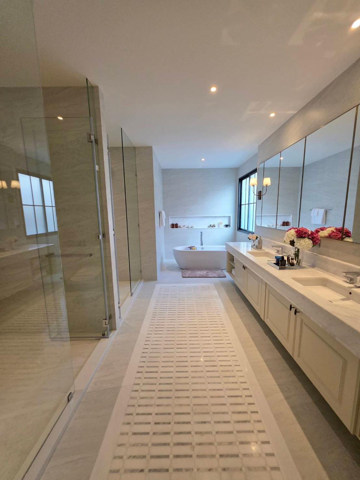 ขายบ้านพัฒนาการ ศรีนครินทร์ : Narasiri Victoire Krungthep Kreetha: Manoir No.6  678sqm. 5bed 6bath 99,000,000 Am: 0656199198