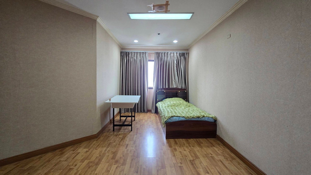 For SaleCondoBangna, Bearing, Lasalle : Condo for sale: Central City East Tower, Central City Bangna East Tower, next to Central Bangna, actually walking distance. Theres only 1 unit. Anyone whos late = miss out on a rare item.