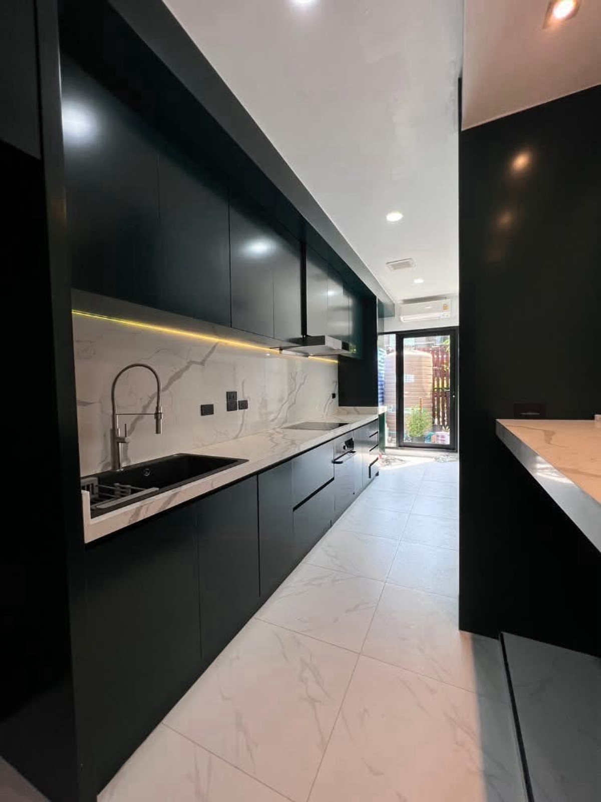 For RentHousePattanakan, Srinakarin : Luxury house for rent near Thonglor, 5 bedrooms, 5 bathrooms, 2 maids rooms.