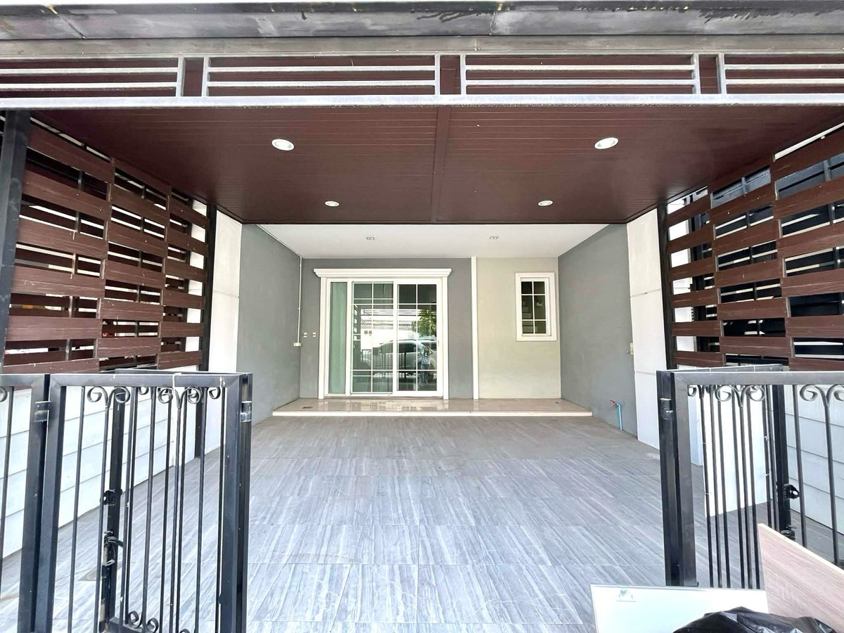 ขายทาวน์โฮมลาดกระบัง สุวรรณภูมิ : ขายทาวน์โฮม 2 ชั้น ใกล้เมกะ บางนา         โกลเด้นทาวน์ 3 บางนา-สวนหลวง  บางนา  2 ที่จอดรถ฿ 2,990,000 (ต่อรองได้ค่ะ)