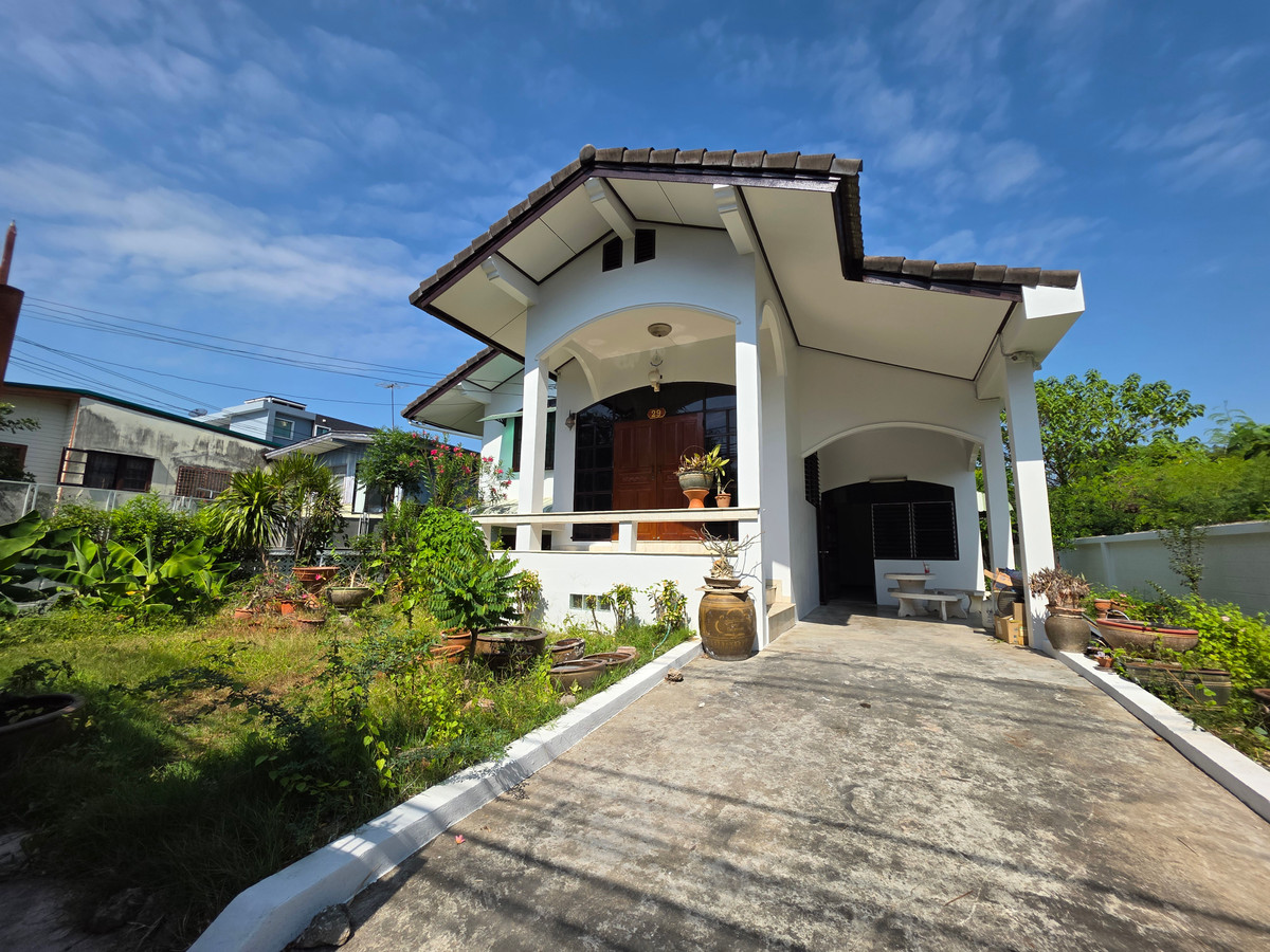 For SaleHouseLadprao101, Happy Land, The Mall Bang Kapi : Single house for sale, Lat Phrao 101 Soi 48 (99 sq m.), cheaper than market price! Lots of space, close to the Yellow Line. Convenient entry and exit along the expressway.