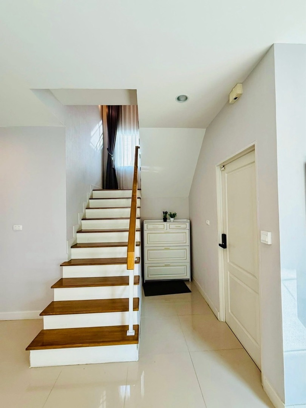 ให้เช่าบ้านราษฎร์บูรณะ สุขสวัสดิ์ : ให้เช่าบ้านเดี่ยว centro สุขสวัสดิ์-พระราม 3 ( เซนโทร สุขสวัสดิ์-พระราม 3 )
🛏️ 4 ห้องนอน 🛁 4 ห้องน้ำ 🚗 2 ที่จอดรถ ขนาด 51 ตรว. พื้นที่ใช้สอย 173 ตรม. ✨ ราคา 40,000 บาท ✨ 