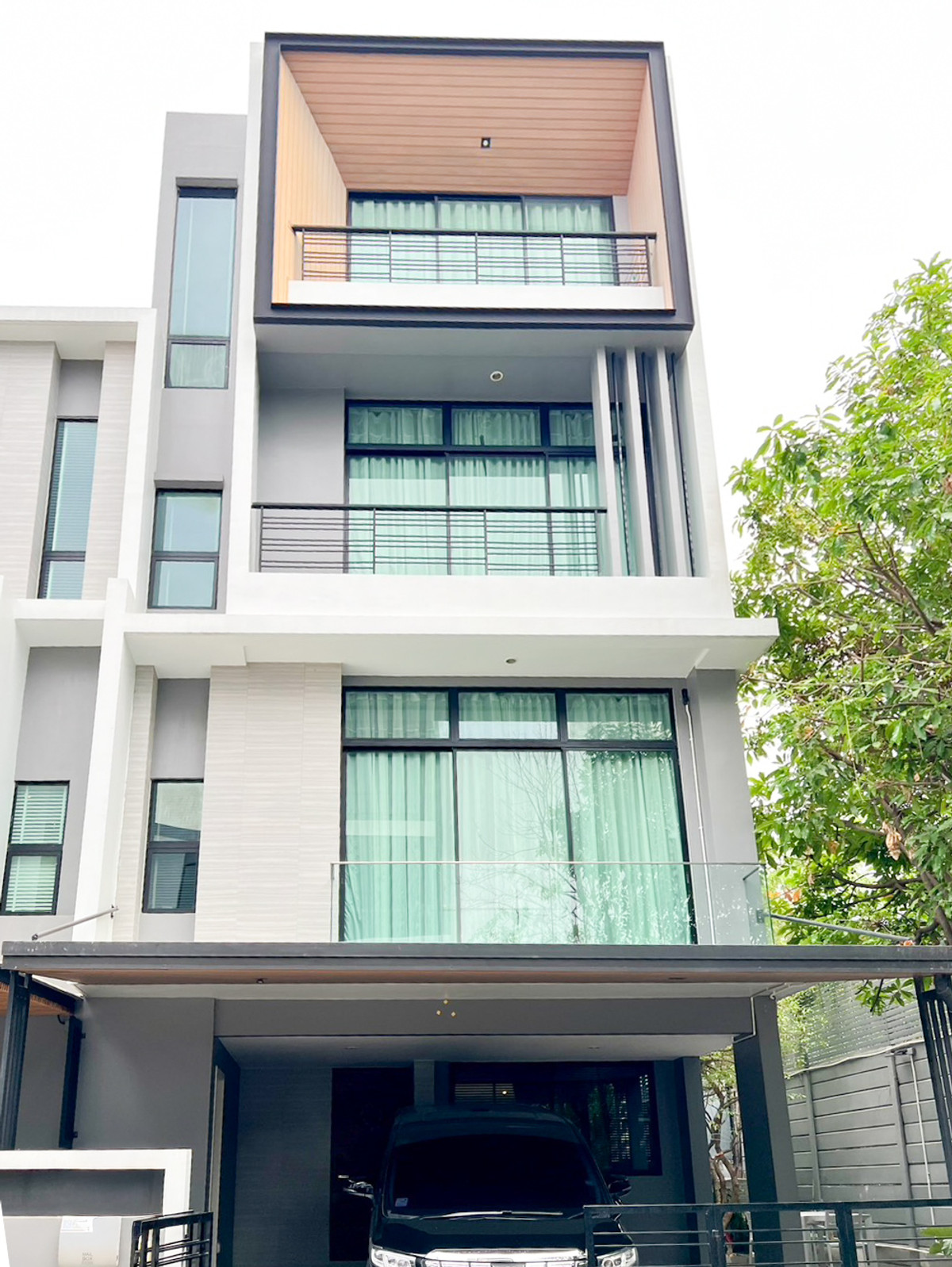 For RentTownhomePattanakan, Srinakarin : Townhome has double volume, airy, open, fully furnished. Ready to move in immediately. Near Wellington International School 🏫