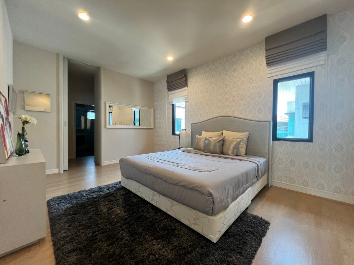 For RentHousePattanakan, Srinakarin : Luxury House For rent at Setthasiri Krungthep-kreetha with pool