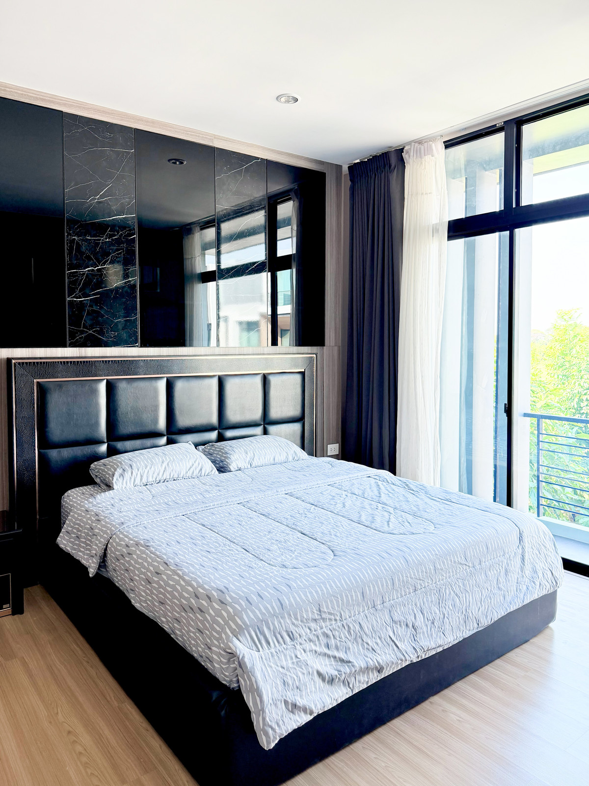 For RentTownhomePattanakan, Srinakarin : Townhome has double volume, airy, open, fully furnished. Ready to move in immediately. Near Wellington International School 🏫