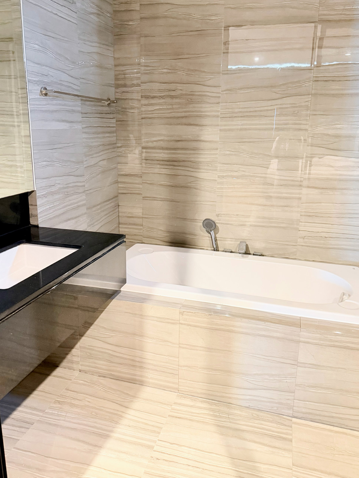 For RentTownhomePattanakan, Srinakarin : Townhome has double volume, airy, open, fully furnished. Ready to move in immediately. Near Wellington International School 🏫