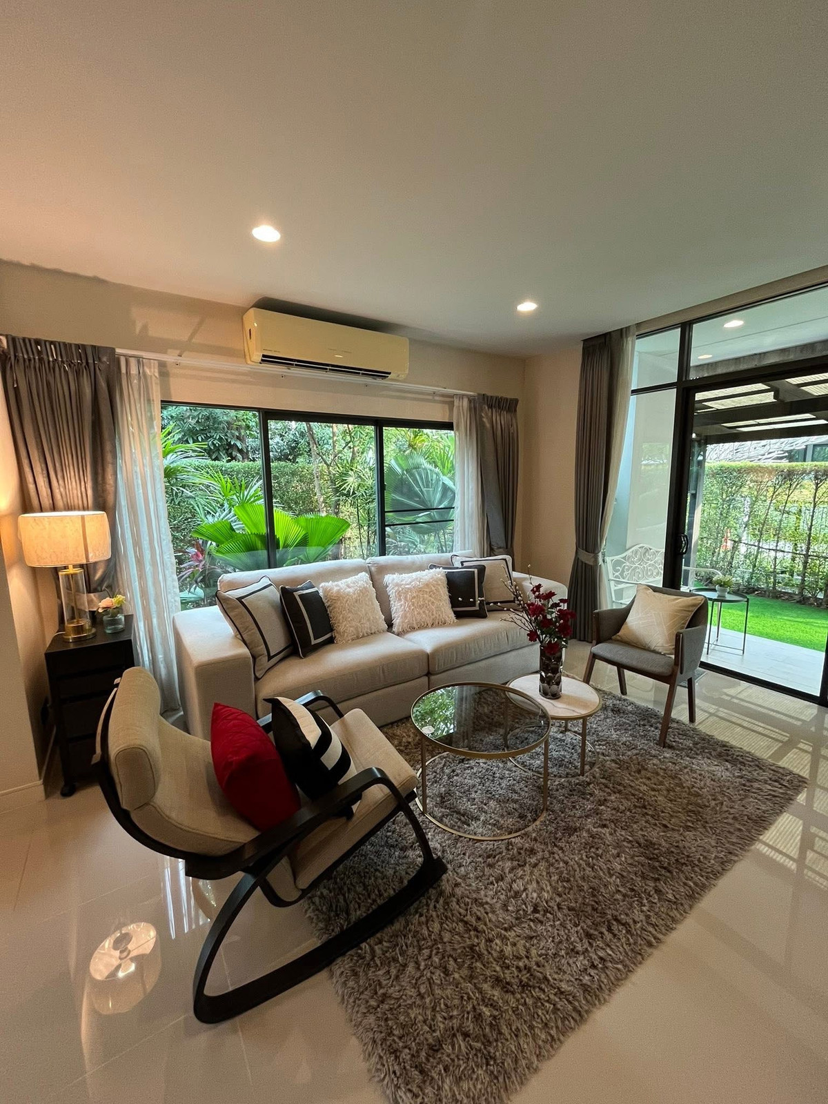 For RentHousePattanakan, Srinakarin : Luxury House For rent at Setthasiri Krungthep-kreetha with pool