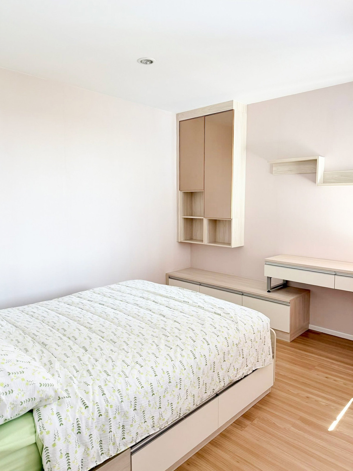 For RentTownhomePattanakan, Srinakarin : Townhome has double volume, airy, open, fully furnished. Ready to move in immediately. Near Wellington International School 🏫