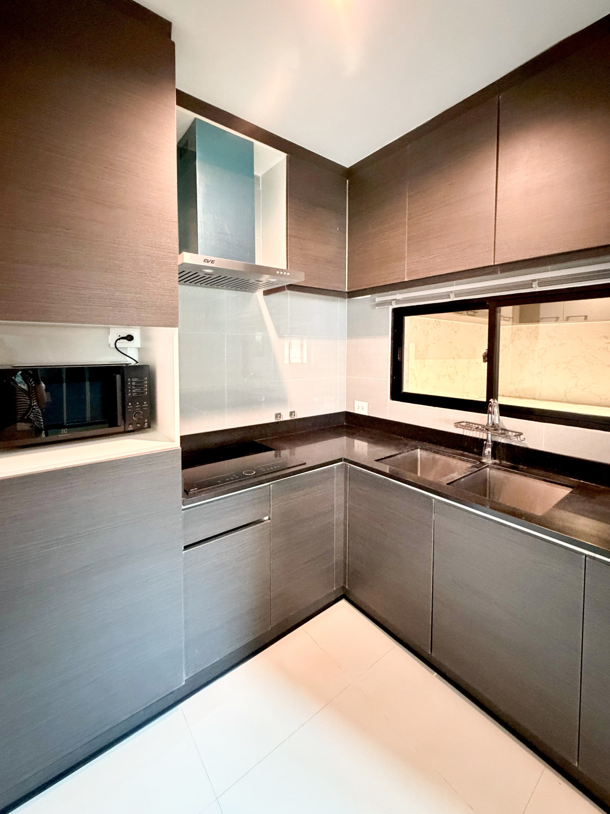 For RentTownhomePattanakan, Srinakarin : Townhome has double volume, airy, open, fully furnished. Ready to move in immediately. Near Wellington International School 🏫