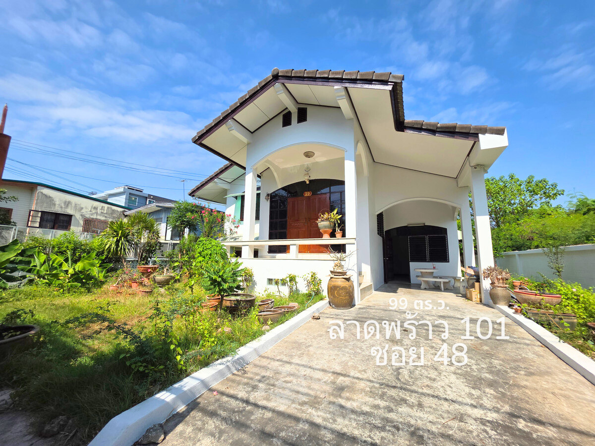 For SaleHouseLadprao101, Happy Land, The Mall Bang Kapi : Single house for sale, Lat Phrao 101 Soi 48 (99 sq m.), cheaper than market price! Lots of space, close to the Yellow Line. Convenient entry and exit along the expressway.
