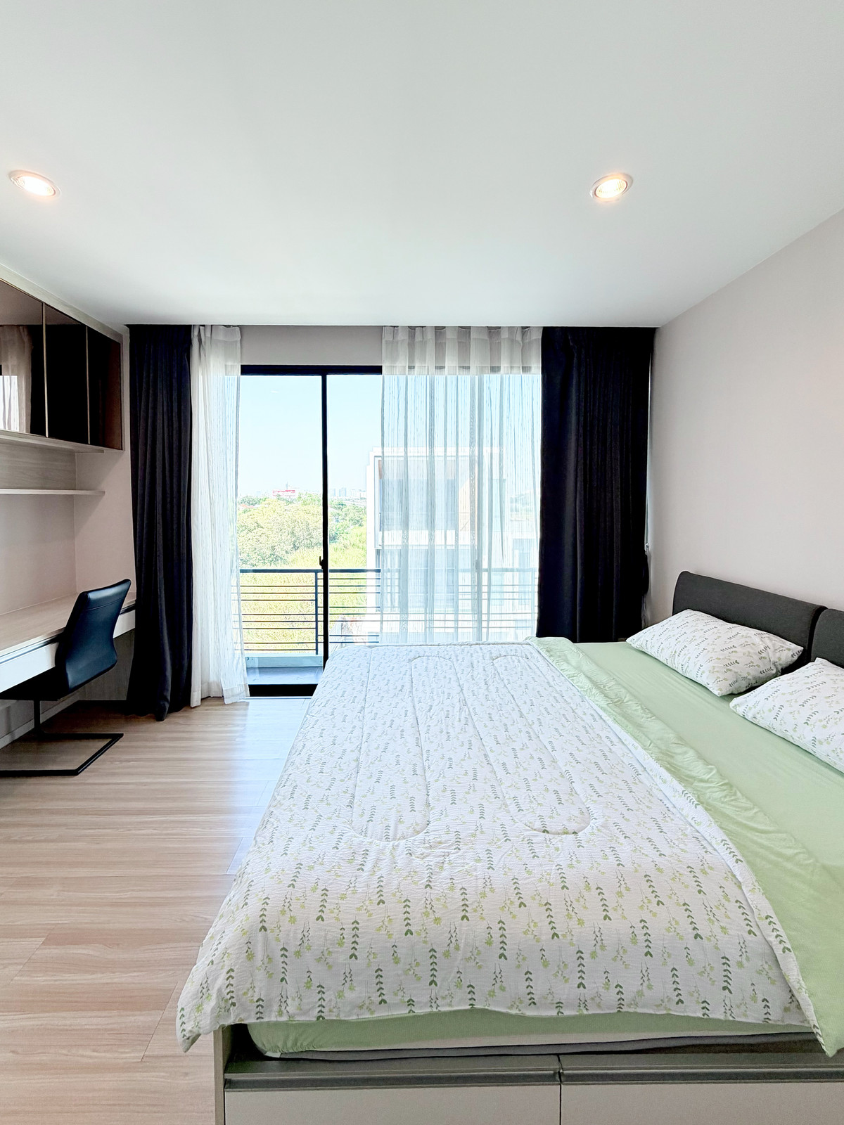 For RentTownhomePattanakan, Srinakarin : Townhome has double volume, airy, open, fully furnished. Ready to move in immediately. Near Wellington International School 🏫