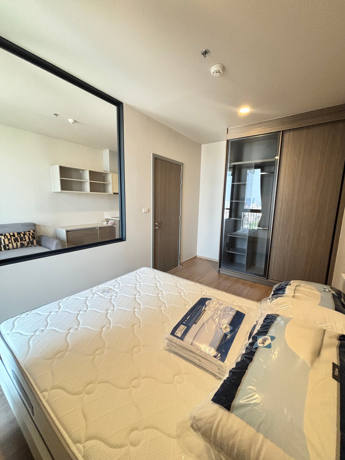 For RentCondoSathorn, Narathiwat : For rent 📍 The Issara Sathorn 📍 Fully furnished with appliances. Near BTS Chong Nonsi.