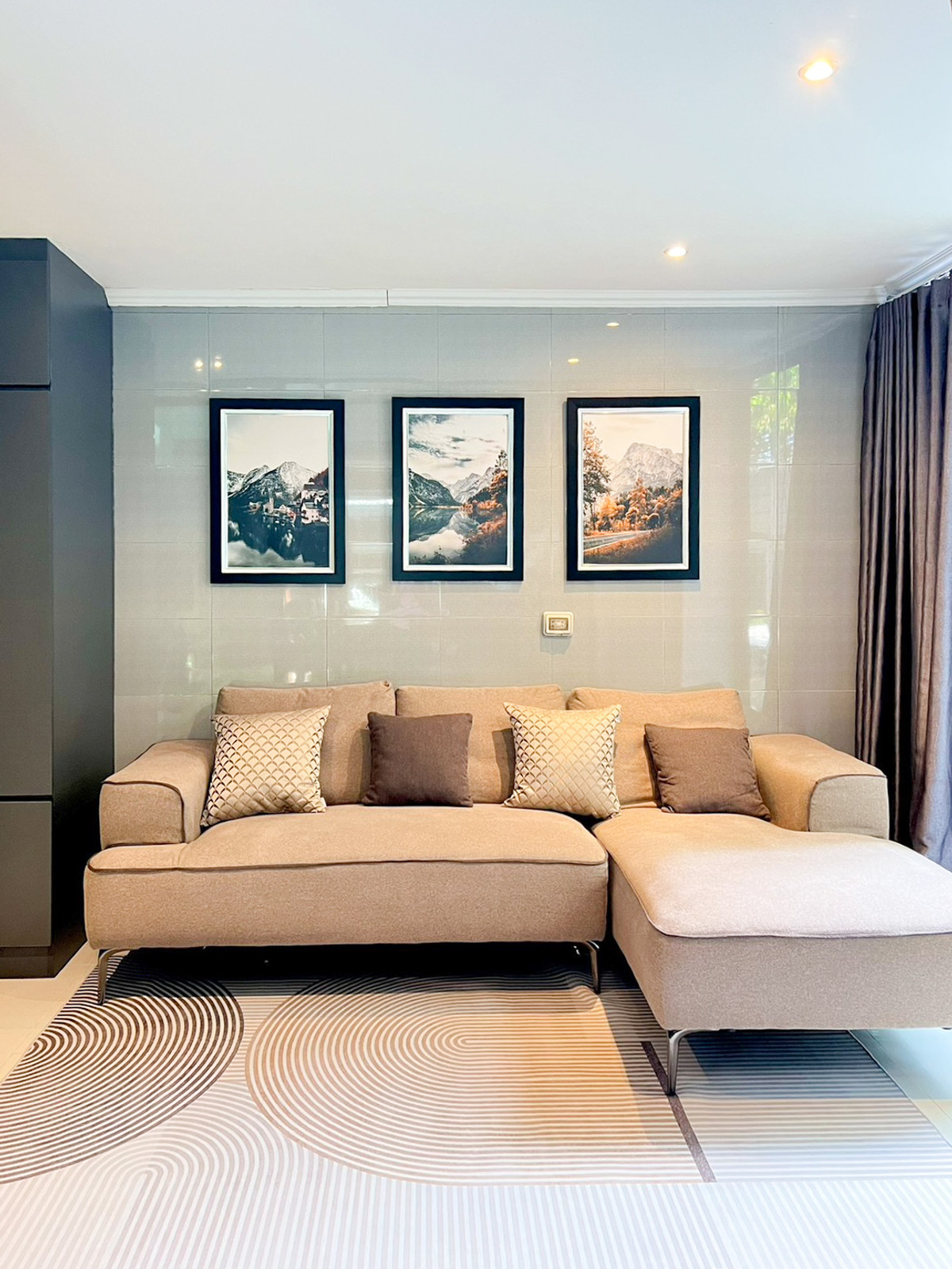 For RentTownhomePattanakan, Srinakarin : Townhome has double volume, airy, open, fully furnished. Ready to move in immediately. Near Wellington International School 🏫