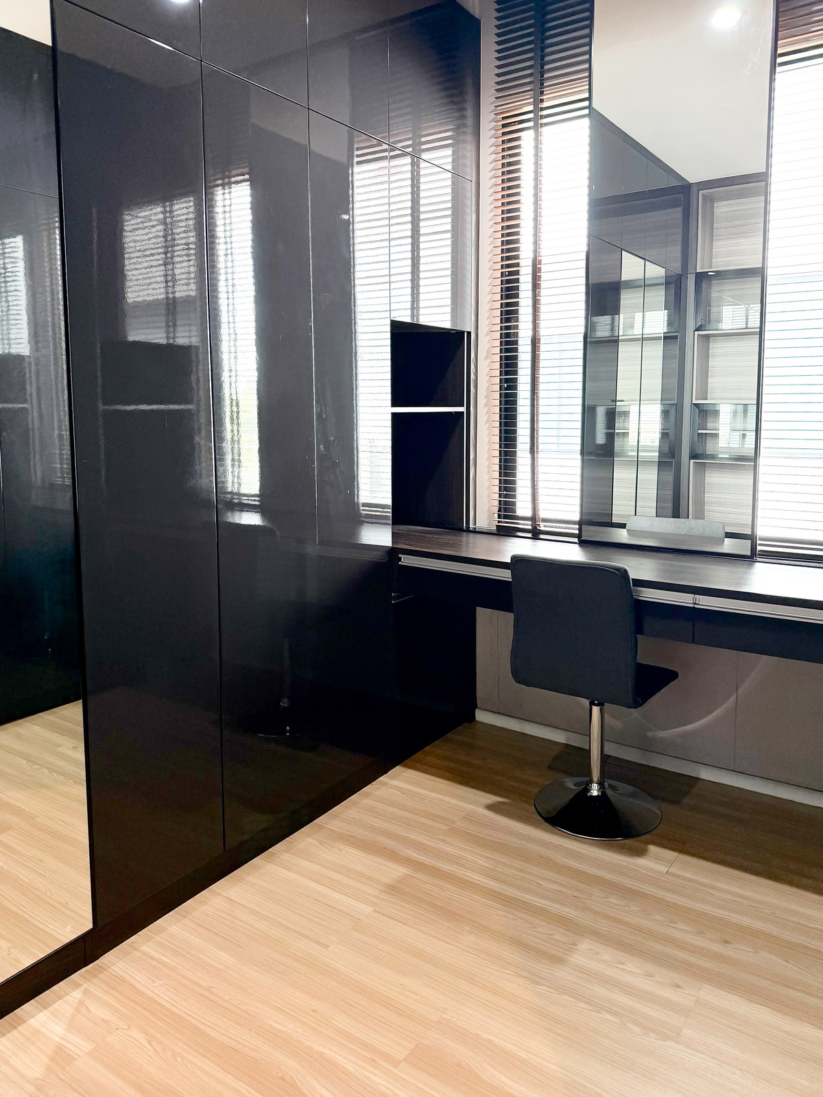 For RentTownhomePattanakan, Srinakarin : Townhome has double volume, airy, open, fully furnished. Ready to move in immediately. Near Wellington International School 🏫