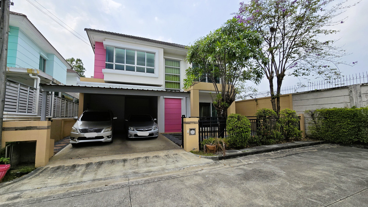 For SaleHousePhutthamonthon, Salaya : Project located on a main road! House positioned at the front of the project!! For sale: Detached house at Life Bangkok Boulevard Pinklao–Phetkasem Sai 4, directly on Phutthamonthon Sai 4 Road, Sam Phran, Nakhon Pathom. Great value, prime location