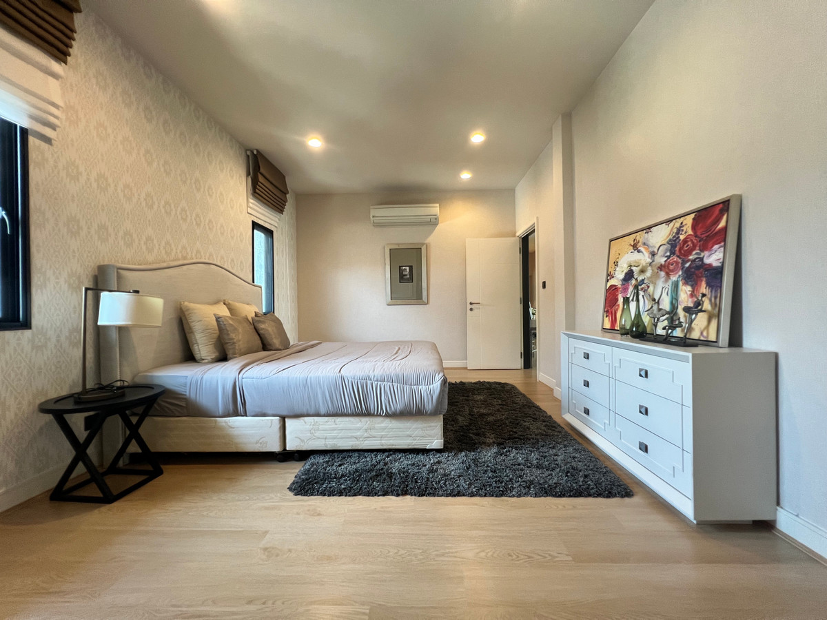 For RentHousePattanakan, Srinakarin : Luxury House For rent at Setthasiri Krungthep-kreetha with pool